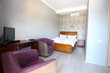 Фото номера Двухместный номер с 1 кроватью и видом на бассейн Отель Hotel Griff Inn г. Bazalet&#39;i 7