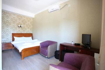 Фото номера Двухместный номер с 1 кроватью и видом на бассейн Отель Hotel Griff Inn г. Bazalet&#39;i 8