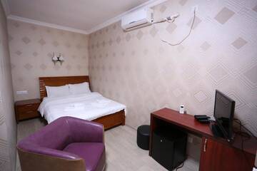 Фото номера Двухместный номер с 1 кроватью и видом на бассейн Отель Hotel Griff Inn г. Bazalet&#39;i 6