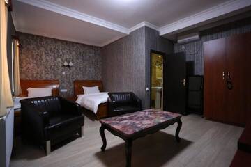 Фото номера Двухместный номер Делюкс с 2 отдельными кроватями Отель Hotel Griff Inn г. Bazalet&#39;i 3