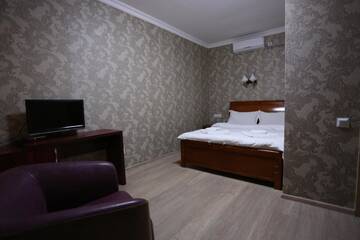 Фото номера Двухместный номер с 1 кроватью и видом на бассейн Отель Hotel Griff Inn г. Bazalet&#39;i 9