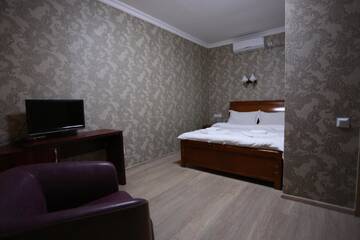 Фото номера Двухместный номер с 1 кроватью и видом на бассейн Отель Hotel Griff Inn г. Bazalet&#39;i 5